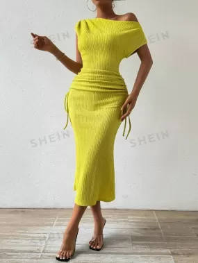 Irregular shoulder ruched dress in green